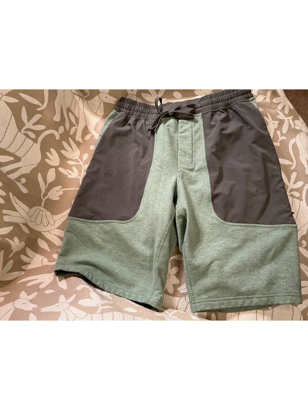 Men’s Lululemon City Commute Shorts Sz Medium